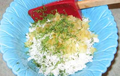 Выложить вареный рис в миску, добавить туда жареный лук, измельченный укроп, залить соком лимона. Посолить, поперчить и перемешать.