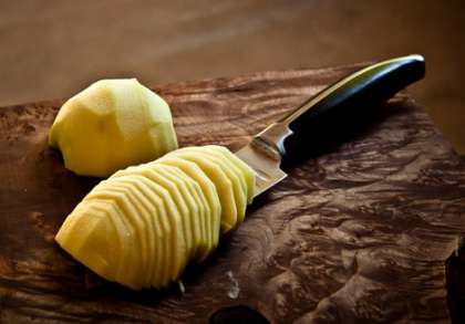 Помыть твердые кисло-сладкие яблоки, очистить от кожуры и вырезать сердцевину с семенами.Затем яблоки разрезать пополам и каждую половинку нарезать тоненькими кусочками.