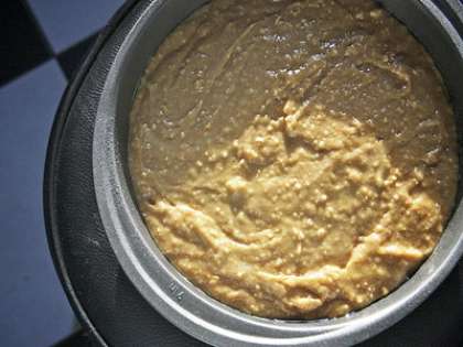 Приготовленную форму для выпекания, смажем сливочным маслом. В нее уложить ореховое тесто, и отправить в разогретую духовку на полчаса.