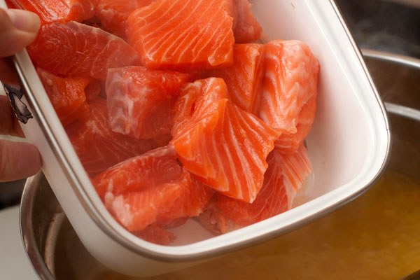 Филе рыбы (должно остаться около 400 грамм) нарежьте чуть крупнее картофеля и тоже положите в суп.