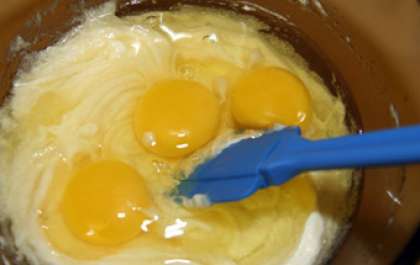 Далее в отдельной посуде смешиваем яйца, майонез, сметану и щепотку соли до образования однородной негустой массы.