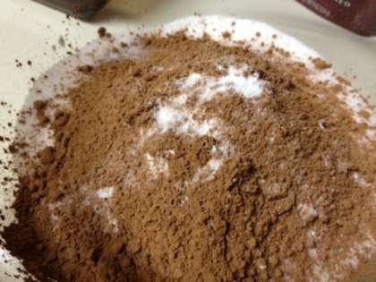 Итак, готовим простой и вкусный шоколадный пирог, рассмотрим пошаговый рецепт быстрого шоколадного пирога с фотографиями в домашних условиях. Вначале замесим тесто. Поставьте в холодильник указанное выше количество воды. Пока она охлаждается, в миску высыпьте муку, соль, сахар, какао и разрыхлитель.  Сухую массу следует перемешать до однородности миксером.
