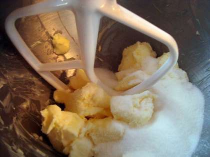 В емкости соедините размягченное сливочное масло и сахар, перетрите ингредиенты до однородного состояния. Добавьте одно яйцо и опять перемешиваем. Муку просейте  вместе с разрыхлителем и добавляйте постепенно к сливочной массе.