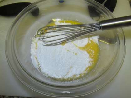 Отдельно в миске взбиваем яйца с сахаром. Добавляем крахмал и с помощью венчика доводим до однородного состояния. После добавляем сметану, творог и взбиваем теперь миксером до кремообразного состояния.