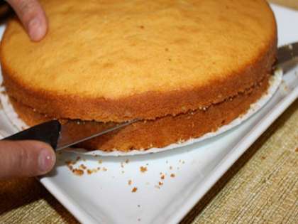 Духовку разогрейте до 190 градусов и выпекайте пирог 30 минут. Готовность пирога проверьте деревянной шпажкой. Пирог должен остыть в форме. Разрежьте его вдоль на две равные части.