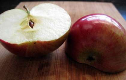 Сначала нужно помыть яблоки, почистить их от кожуры и удалить сердцевину. Помыть изюм и просушить его.