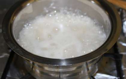 Наполнить кастрюлю водой. Закипятить воду, посолить и добавить рис.  Пропорции воды и риса 3:1. Варим рис на медленном огне минут 10. После того как рис сварился, выкладываем его в миску остыть до комнатной температуры.