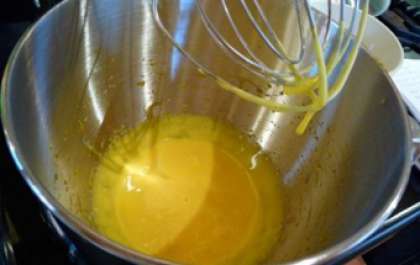 Вылить яичный желток в тарелку и венчиком взбить его до однородности.