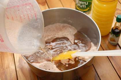 В отдельной посуде смешиваем воду, масло, уксус. Затем в смесь, которую мы сделали раньше, выливаем то, что получилось, достаточно простой метод.