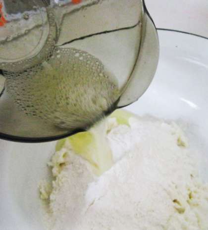 В глубокой посуде хорошо разминаем вилкой творожную массу или творог. Соединим с разрыхлителем просеянную муку, хорошо перемешаем. Высыпаем муку в творог и снова тщательно перемешиваем. Свежее куриное яйцо промоем под порточной водой, отделим желток от белка, используя ложку-сепаратор для яиц. Белок тщательно взбиваем венчиком, добавляем его в творожно-мучную массу. И снова все хорошенько размешиваем.