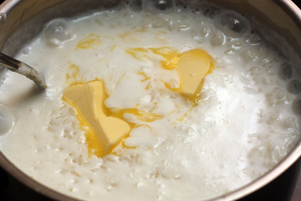 Когда рис станет мягким, можете добавить сливочное масло, хотя можно это сделать и позже, уже в тарелках.