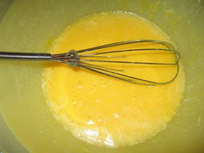 Растопить сливочное масло и остудить его. Разбить в миску три яйца, добавить стакан сахара. Взбить. Вылить растопленное сливочное масло.