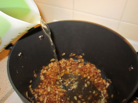 Добавьте к луку чечевицу. Влейте бульон, томаты в собственном соку (если целые, то их нужно нарезать) и добавьте 3 ст.л. томатной пасты. Доведите до кипения, затем, уменьшив огонь до слабого, дайте медленно кипеть 5 минут.