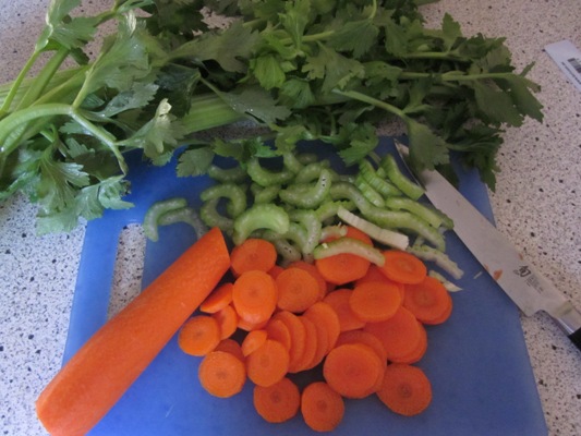 Две средних моркови нарезаем кольцами. Три стебля сельдерея нарезаем поперек. 