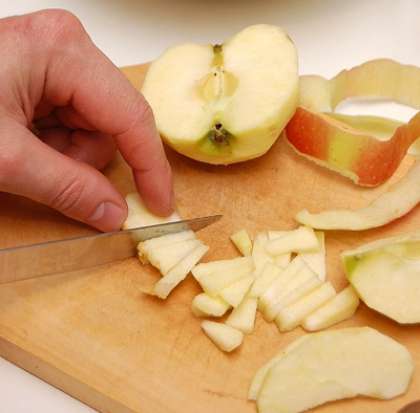 Сначала приготовим начинку для слоек. Яблоки помоем, почистим и мелко порежем кубиками. Смешаем в миске с корицей и сахаром.