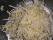 Теперь приготовим самостоятельно начинку. Картошку отварите и традиционным способом и приготовьте из него пюре. Добавьте сливочное масло. Отдельно на сковороде обжарьте грибы с луком. Остудите и добавьте к картофельному пюре. Посолите и поперчите по своему вкусу.