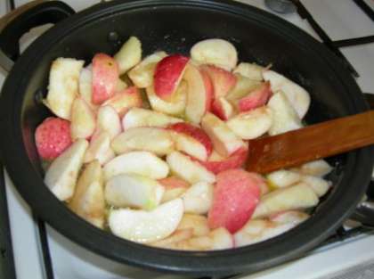 Яблоки помоем, очистим от кожуры и семян. Порежем яблоки некрупными дольками. Растопим сливочное масло в сотейнике, положим туда яблоки, добавим сахар. Будем карамелизировать 10 минут, постоянно помешивая.