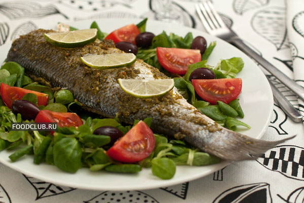 Подавайте рыбу горячей, со свежим салатом, дольками лимона или лайма.