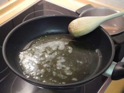 Растопить на сковороде сливочное масло на среднем огне, смазывая им сковородку. Важно, чтобы масло не пузырилось