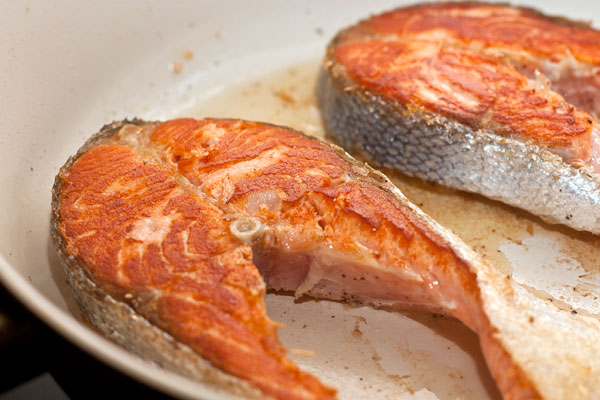 Поджарьте до румяной корочки. Не пересушивайте, хотя в данном случае соус поможет спасти даже чуть пересушенную рыбу или мясо.