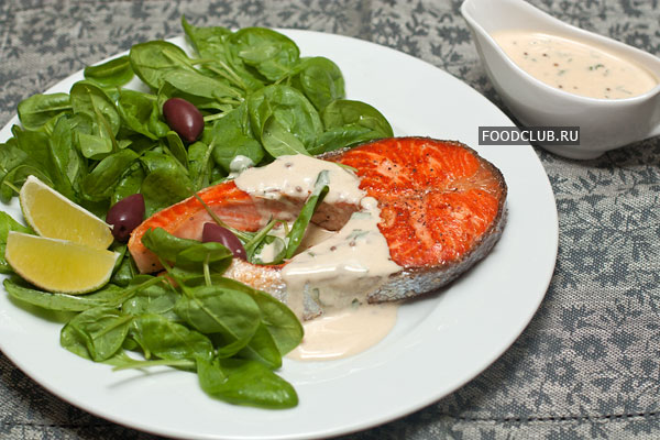 Соус можно подавать теплым или охлажденным. К рыбе  лучше всего подать зеленый салат.