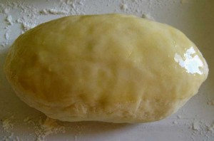 Сверху пироги смазываем взбитым яйцом. Выкладываем пироги на противень, смазанный растительным маслом, и ставим на полчаса в хорошо разогретую духовку.