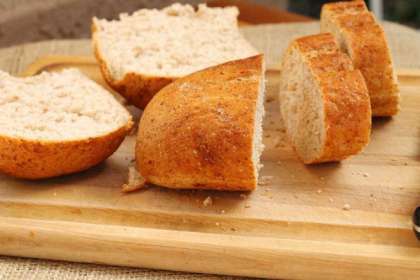 Для начала разогрейте духовку до 190 градусов. Пока она нагревается вам нужно нарезать удобными кусочками батон или французский хлеб. Кусочки могут быть квадратными, круглыми или брусочками.