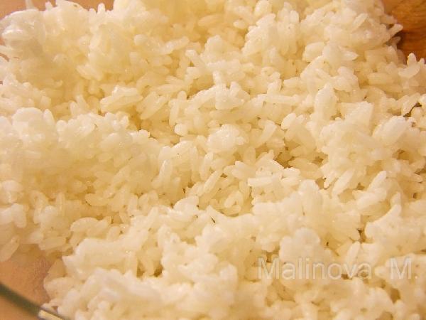 Рис промыть(так, чтобы сливаемая вода была прозрачной) - так вы уберете рисовую пыль, которая убивает весь вкус риса,  высыпать в кастрюлю с толстым дном (толстое дно у кастрюли необходимо, чтобы рис не пригорал), залить водой из расчета 1объем риса (сухого) к 1,1 объемам воды (количество воды может варьироваться в зависимости от сорта риса),   добавить лист комбу (водоросль, придающая рису специфический аромат)( квадратик 4х4 см), (если нет - можно не добавлять, большой разницы не будет), поставить на большой огонь, довести до кипения, вытащить комбу, далее поставить на самый маленький огонь , и варить около 12 минут, пока рис не впитает всю воду, при этом крышку не снимать(за исключением случая - когда нужно вытащить водоросль комбу). Затем снимите кастрюлю с огня и дайте рису настояться 15 минут. Переложите рис для суши в отдельную емкость. Влейте рисовый уксус (в который уже добавлены сахар и соль), перемешайте рубящими движениями. Каждая рисинка должна быть окружена приправой из уксуса.