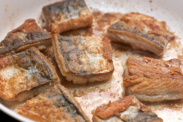 Сковороду хорошо разогрейте и обжарьте рыбу с обеих сторон на огне выше среднего до светло-коричневого цвета.