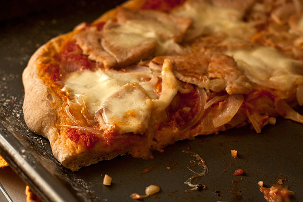 Поставьте пиццу в духовку и выпекайте 12 минут, пока края не станут золотистыми.