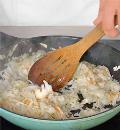 А пока приготовьте самостоятельно начинку. Отварите яйца и мелко порежьте. Капусту отожмите и нарежьте небольшими кусочками. Лук мелко нашинкуйте и обжарьте слегка на растительном масле. Добавьте капусту и обжаривайте на протяжении 10 минут. Добавьте сахар и соль по вкусу. В готовую капусту выложите рубленые яйца.