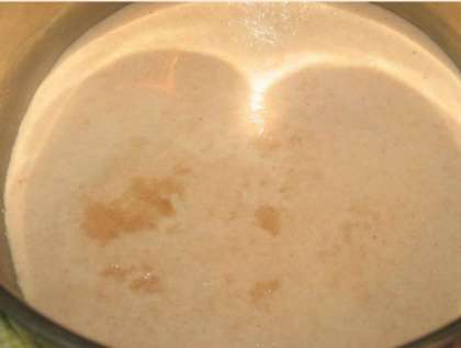 Чтобы испечь пироги сначала нужно приготовить тесто. Разведем в тёплом молоке  дрожжи с сахаром. Подождем минут 15. За это время дрожжи должны подняться.