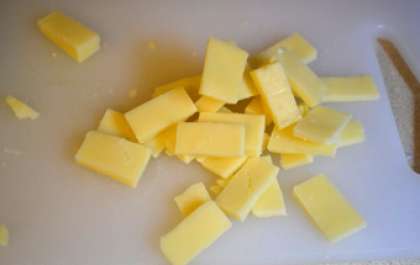 Также следует поступить с кусочком сыра. Его порежьте своими руками кусочками 0,5 см. Смешайте сыр с кусочками мяса.