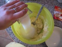 Просейте муку  вместе с разрыхлителем и ванилином. Постепенно добавляйте в яйца муку, при этом постоянно взбивайте смесь. У вас должно получиться тесто похожее на сметану.