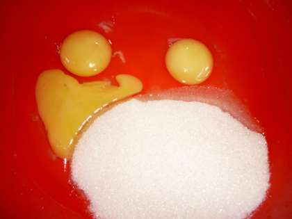 Венчиком или миксером взбиваем яйца с сахаром, до образования густой пены.