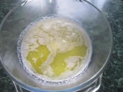 Как приготовить манник на молоке:Берем масло и растапливаем его на водяной бане.