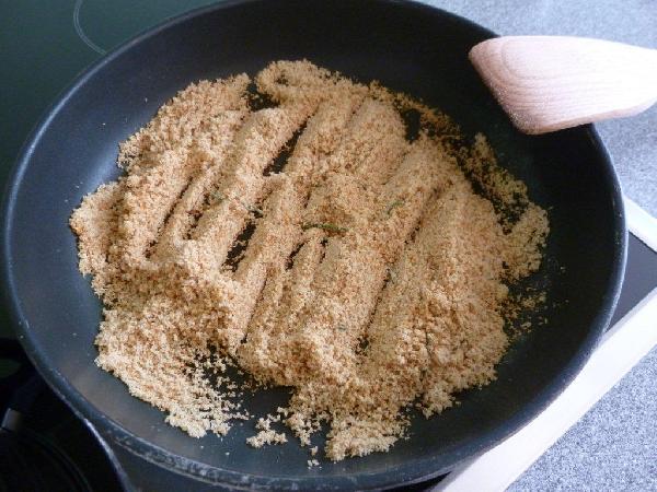 В отдельной сковороде обжариваем панировочные сухари в оливковом масле. Обязательно с розмарином. Обжариваем до красивого темно-золотого цвета. Вы можете смело использовать больше сухарей, чем по 1 ст.л. на едока. Сколько вам нужно, вы поймете приготовив этот рецепт хотя бы один раз. 
