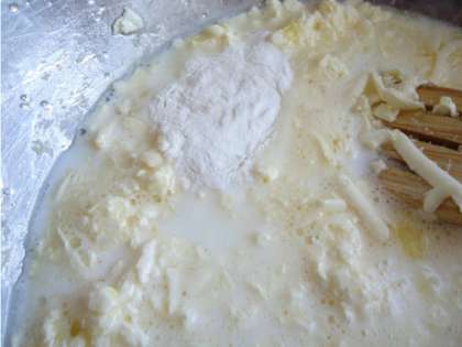 Натертый маргарин перемешиваем с сахаром и яйцами. Затем вливаем молоко, добавляем разрыхлитель, потихоньку засыпаем муку и вымешиваем тесто, чтобы оно было похоже на консистенцию густой сметаны. Растирать маргарин до однородной массы не нужно для того, чтобы в процессе выпекания в нашем кексе получились аппетитные дырочки!