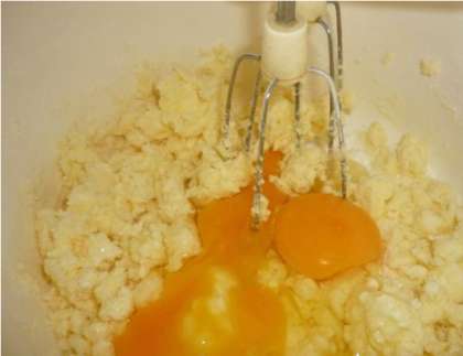Далее, не переставая взбивать, добавляем яйца (комнатной температуры).