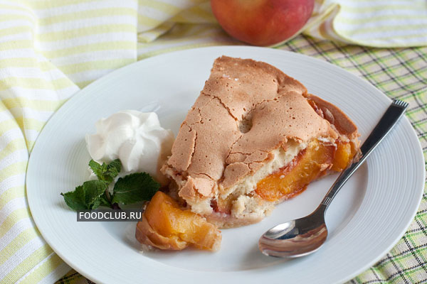 Дайте немного остыть, затем нарежьте и подавайте. Хорошим дополнением к пирогу с персиками будет ванильное мороженое или взбитые сливки.