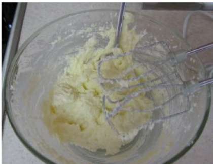 Итак, пошаговый рецепт кекса с фундуком с фотографиями.Смешайте сахар, соль, ванильный сахар с размягченным сливочным маслом, хорошо взбейте миксером.