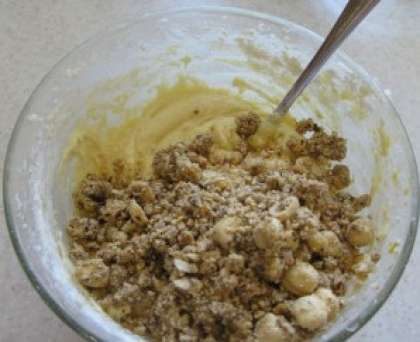 В отдельной посуде желтки отделите от белков, желтки добавьте во взбитую массу. Туда же влейте молоко и тщательно перемешайте. В муку добавьте разрыхлитель, высыпьте в тесто и перемешайте до однородной массы. Обжаренный фундук измельчите и большую часть добавьте в тесто, оставив немного для посыпки кекса. В отдельной миске белки взбейте до состояния крепкой пены, затем понемногу вмешивайте эту пену деревянной лопаткой в тесто.