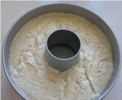 Форму для кекса смажьте сливочным маслом. Готовое тесто переложите в форму. Выпекайте кекс 50-55 минут при температуре 180 градусов.
