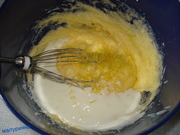 Вашему вниманию предлагается пошаговый рецепт кекса с красной смородиной с фотографиями. Растопите сливочное масло, добавьте столько же сахара и разотрите в однородную массу, добавьте ванилин и одно яйцо. Полученную массу оставьте дожидаться следующих компонентов.
