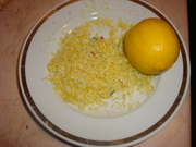 Потом  натереть цедру лимона на мелкой терке и добавить в массу из яиц и сахара, туда же выдавить сок лимона и коньяк.