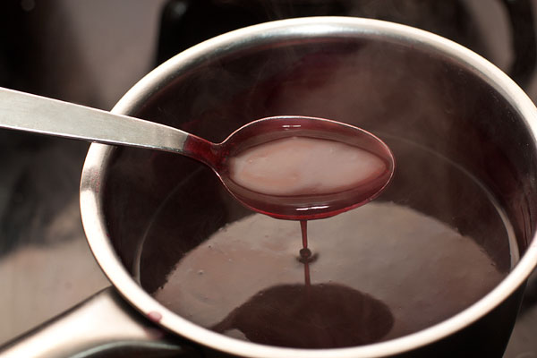 Пока штрудель печется, приготовьте соус из оставшегося вишневого сока.  Для этого разведите в 2-3 ст.л. холодного сока чайную ложку  крахмала с верхом. Остальной сок доведите до кипения вместе с сахаром, а затем влейте разведенный крахмал, постоянно помешивая. Как только соус загустеет, снимите с огня и остудите.