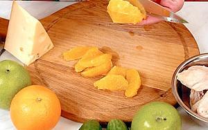Апельсины нужно тщательно помыть  и предварительно очистить от кожуры. Освобождаем от белых волокон мякоть и нарезаем дольки апельсина на кусочки.