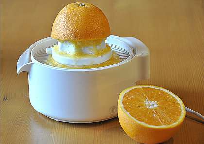 Отжимаем сок из апельсинов. Апельсины можно также использовать разных сортов. Если вы любите сок немного кислым, то стоит побольше добавить апельсинового сока.