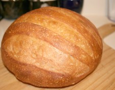 При выпекании серого хлеба устанавливаем функцию «Хлеб основной» (с темной корочкой). Длительность выпечки в домашних условиях около 3,5 часов. По истечению времени, хлеб достаньте из хлебопечки и смажьте корочку водой и обверните в полотенце. Существует много рецептов,