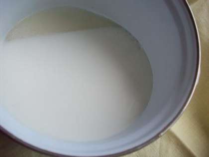 Для сытного десерта лучше брать молоко максимальной жирности. В посуду выливаем молоко и добавляем туда 3 стакана сахара (0,5 ст. оставить на потом). Постоянно помешивая, ставим молоко на маленький огонь и увариваем 30 минут.